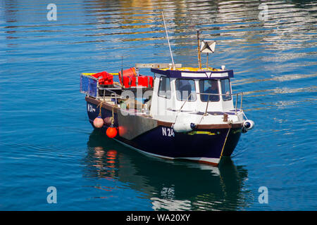 8. August 2019 ein kleines Boot für Hummer und Krabben Fischen kommen Sie sich verfangen im Ardglass Harbor County Down Nordirland auf einer feinen zum Entladen verwendet Stockfoto
