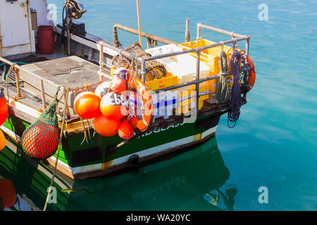 8. August 2019 einen alten Trawler mit deck Gang verstaut für das Wochenende am Kai im Ardglass County Down Nordirland Stockfoto