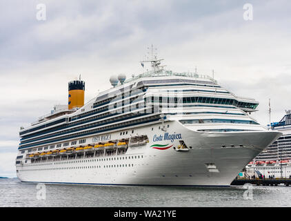 Close-up von Luxus Kreuzfahrtschiff Costa Magica, der Name des Schiffes ist auf der Steuerbordseite geschrieben, der Hafen von Tallinn. Estland Stockfoto