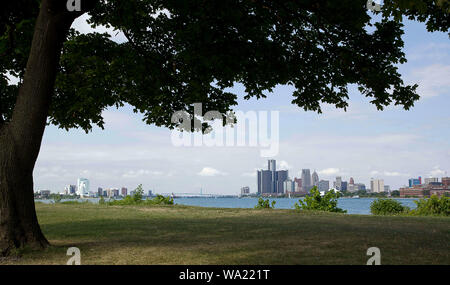 Detroit, Michigan, USA. 15 Aug, 2019. August 15, 2019, Detroit, Michigan, USA; Belle Isle State Park ist eine Insel in der Detroit River zwischen Windsor, Kanada im Osten und Detroit, Michigan, im Westen mit Blick auf die beiden Städte aus der Parks, Grünflächen und die über die Stadt Detroit. Credit: Ralph Lauer/ZUMA Draht/Alamy leben Nachrichten Stockfoto