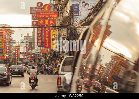 Bangkok, Thailand: Die hauptschlagader von Chinatown, Yaowarat Road am Abend, mit seinen großen Tafeln in Chinesisch geschrieben & Reflexion im Auto Fenster Stockfoto