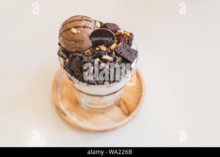 Bangkok, Thailand - Juni 3, 2019: eine Schokolade bingsu (Eis Dessert) im ice cream Swensen's Restaurant im MegaBangna Shopping Mall. Stockfoto