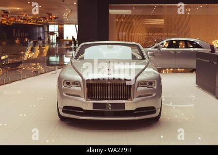 Bangkok, Thailand: ein Rolls-Royce Silver Dawn in der exklusiven Showcase von Rolls-Royce Motor Cars Bangkok Iconsiam Shopping Mall. Stockfoto