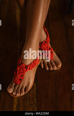 Handgefertigte macrame Sandalen von amaru Kolumbien Stockfoto