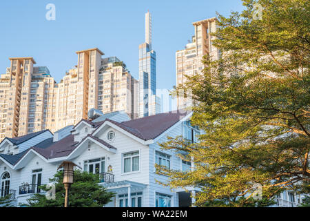 Neu Wohnblocks von Binh Thanh District Ho Chi Minh City gebaut, mit Skyscraper Landmark 81 auf der Rückseite. Stockfoto