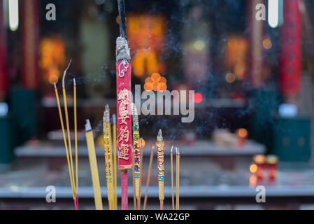 Ho Chi Minh City, Vietnam: Räucherstäbchen vor dem Hauptaltar in der Thien Hau Pagode. Stockfoto