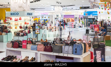 Ho Chi Minh City, Vietnam - am 25. April 2019: Damen Handtasche Shop bei Van Hanh Mall. Dies ist ein beliebtes Einkaufszentrum im Bezirk 10. Stockfoto