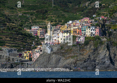 Manarola mit bunten Häusern, Cinque Terra Bergdorf und Reiseziel an der steilen Küste des Mittelmeers in Ligurien, Italien, Stockfoto