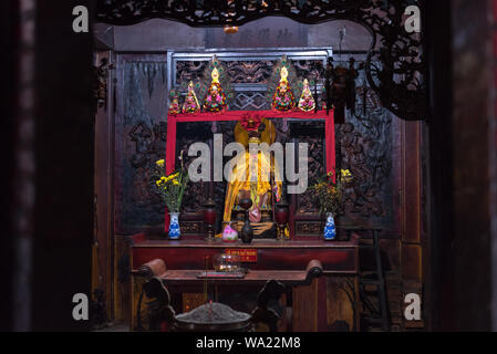 Ho Chi Minh City, Vietnam: ein Altar von Ha Chuong Hoi Quan Pagode mit einer Statue von Hanuman und Holz schnitzen, die Armee von Affen. Stockfoto