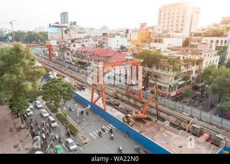 Ho Chi Minh City, Vietnam - 3. Mai 2019: eine Luftaufnahme der Metro Bau Le Loi Street neben dem Ben Thanh Markt (links oben). Stockfoto