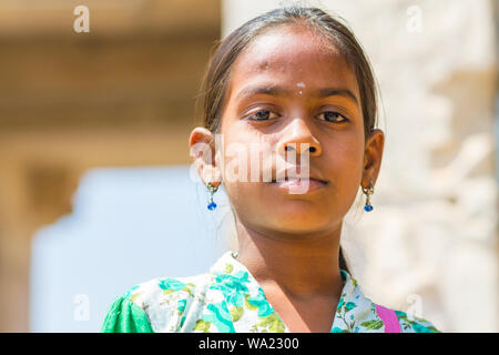 Hampi, Karnataka, Indien - 16. Februar 2015: Eine lokale Mädchen in Blau Ohrringe posiert für die Kamera im Freien. Stockfoto