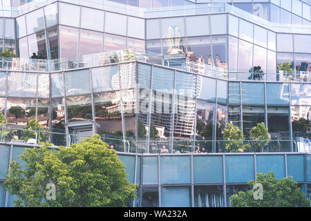 Bangkok - Juni 8, 2019: Terrassen von IconSiam Shopping Mall mit ruhenden Menschen und die Reflexion auf die Stadt, den Fluss und der Himmel in seinem Glas. Stockfoto