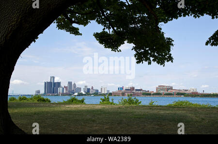 Detroit, Michigan, USA. 15 Aug, 2019. August 15, 2019, Detroit, Michigan, USA; die Skyline von Detroit, Michigan, entlang der Ufer des Detroit River von southend von Belle Isle gesehen. Credit: Ralph Lauer/ZUMA Draht/Alamy leben Nachrichten Stockfoto