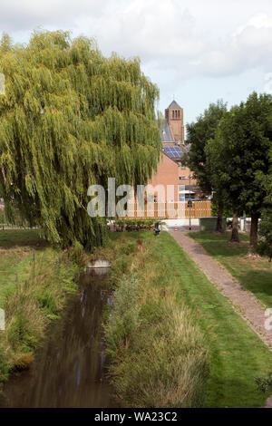 Blick in Sluis und St. Johannes der Täufer Kirche, Zeeland, Niederlande Stockfoto