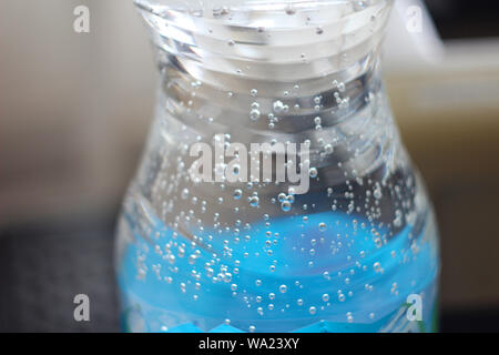 Close up Soda sprudelt Wasser in einer Flasche Stockfoto