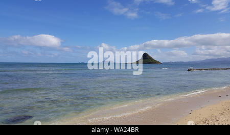 Mokoli'i Island (früher bekannt als der veraltete Begriff „Chinaman's hat“) vom Strand im Kualoa Regional Park, Hawaii aus gesehen Stockfoto