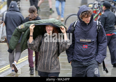 London, Großbritannien. 16 Sep, 2018. Eine Frau, die selbst für eine grüne Jacke an einem windigen und regnerischen Tag in London. Quelle: Steve Taylor/SOPA Images/ZUMA Draht/Alamy leben Nachrichten Stockfoto