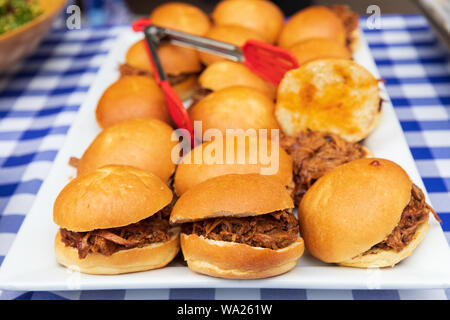 Grill Sandwiches auf eine Platte bei einem Picknick. Stockfoto