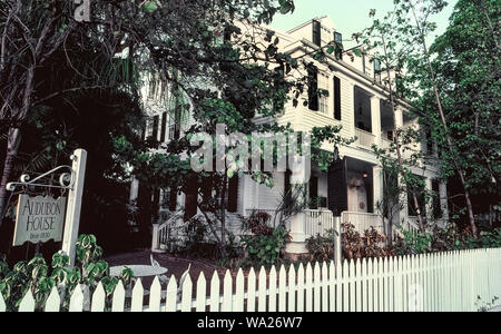 Jetzt bekannt als die Audubon Haus, dieses weiße Holz- Haus wurde für berühmten Ornithologen und Künstler John James Audubon besucht und es im Jahr 1832 bei seinem Besuch in Key West in den Florida Keys an der Südspitze von Florida, USA lackiert benannt. Das 3-stöckige Struktur ist für Besucher geöffnet, nachdem in ihrer amerikanischen Classic Revival architektonischen Stil mit feinen Möbeln aus den 1800er Jahren restauriert. Die Audubon House Museum & tropischen Gärten verfügt über 28 First Edition arbeitet der Aquarell Zeichnungen des Malers, die in seinem bemerkenswerten "Vögel von Amerika' Buch erscheinen. Stockfoto