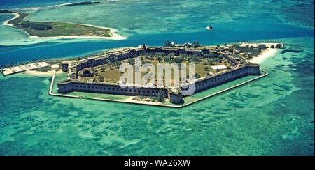 Diese luftaufnahme zeigt Fort Jefferson, einem riesigen küstenbefestigung von 1846-1876 mit 16 Millionen handgefertigten Ziegelsteinen erbaut auf einer flachen Insel der Dry Tortugas, die in äußerster der Florida Keys in Florida, USA. Befindet sich 68 Meilen (109 Kilometer) westlich von Key West, der historischen 6-seitig Struktur deckt 11 Acres (4,5 ha) und ist die größte Backsteingebäude in der westlichen Hemisphäre. Die Öffnungen in den Wänden waren Kanonenluken für Kanonen, die einmal geschützten Amerikanischen Schifffahrt in den Atlantischen Ozean und den Golf von Mexiko. Das Fort ist heute ein National Monument. Stockfoto