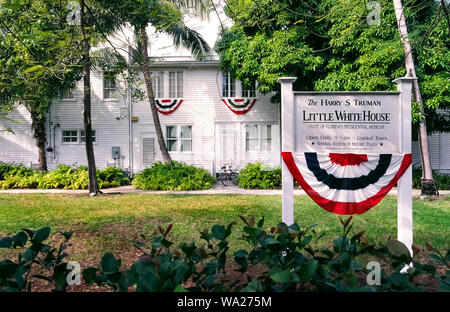 Dieses 1890 weiß Holz- struktur diente als der Winter zu Hause und das Büro für die 33 Präsidenten der Vereinigten Staaten, Harry S. Truman, wenn er wollte das Weiße Haus in Washington, D.C. zu verlassen, in den wärmeren Süden Wetter in Key West, Florida, USA. Als der Kleine Weiße Haus, Truman und seine Frau, Bess, Bekannt verbrachte 11 Arbeiten dort Ferien zwischen 1946 und 1952. Heute ist das Gebäude der Presidential Museum von Florida und offen für die Besucher der Florida Keys. Zuvor die historische Residenz war auch Befehl Hauptquartier der US Naval Station in Key West. Stockfoto