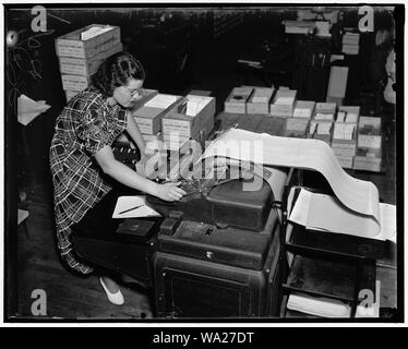 Baltimore, MD. Jeder einzelne Soziale Sicherheit Konto ist auf verschiedene Art und Weise in die soziale Sicherheit Records Office aufgeführt. Das Foto oben zeigt einen Records Office Arbeiter an einer Maschine, die in der numerischen Reihenfolge ist auf einem losen Blatt ledger Seite notieren Sie Konto ausgegebenen zahlen, für die sie erlassen worden sind und andere identifizierende Daten für zukünftige Referenz als eine der verschiedenen Mittel eingesetzt, um bestimmte individuelle Lohn Datensatz Konten korrekt eingerichtet werden Stockfoto