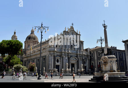Tagesansicht der Catania Norman barocke Kathedrale der Hl. Agatha und den Elefanten Brunnen auf der Piazza Duomo Stockfoto