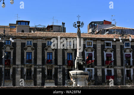 Catania Elefantenbrunnen 'Liotru" Vorderansicht. Weißer Marmor, Vulkangestein Statue, und Granit ägyptischer Obelisk mit der Weltkugel und Kreuz Stockfoto