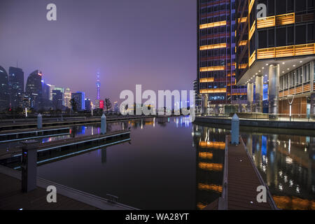 Shanghai North Bund dock Oriental Pearl bei Nacht Stockfoto