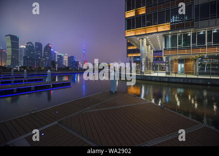 Shanghai North Bund dock Oriental Pearl bei Nacht Stockfoto