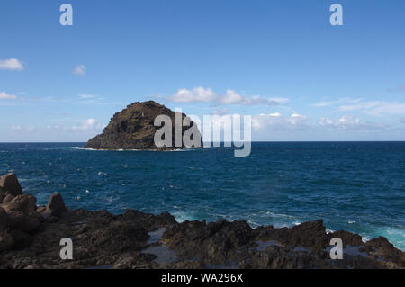 Naturdenkmal der Roque de Garachico an der Küste der Stadt Garachico Stockfoto