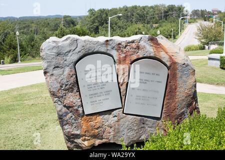 Die zehn Gebote in Stein Tabletten vor dem Heiligtum des Heiligen Geistes in Branson, Missouri, USA geschnitzt. Stockfoto