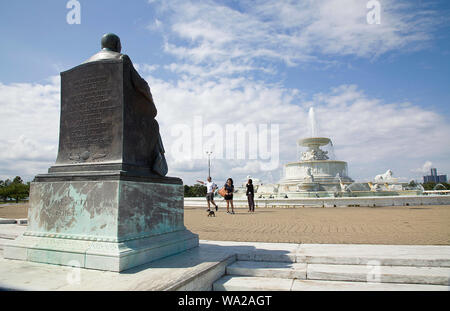 Detroit, Michigan, USA. 15 Aug, 2019. August 15, 2019, Detroit, Michigan, USA; Touristen die James Scott Memorial Fountain auf der Belle Isle in Detroit, Michigan. Credit: Ralph Lauer/ZUMA Draht/Alamy leben Nachrichten Stockfoto