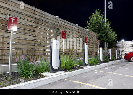 Tesla Kompressor Station in einer klaren Nacht mit Fahrzeug eingesteckten gesehen. Stockfoto