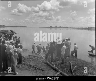 Die Taufe durch Untertauchen in den MIssissippi River, 29. Mai 1938: knöcheltief im Wasser Stockfoto