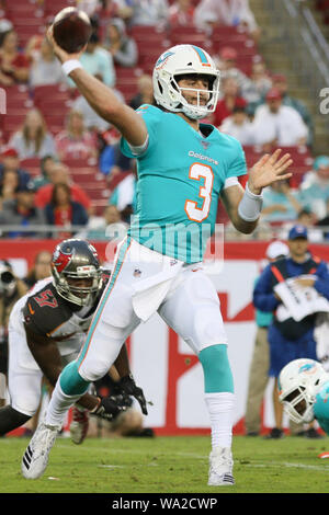 Tampa, Florida, USA. 16 Aug, 2019. August 16, 2019: Miami Dolphins Quarterback Josh Rosen (3) wirft den Ball während der NFL preseason Spiel zwischen den Miami Dolphins und die Tampa Bay Buccaneers bei Raymond James Stadium in Tampa, Florida statt. Andrew J. Kramer/Cal Sport Media Credit: Cal Sport Media/Alamy leben Nachrichten Stockfoto