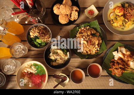 Medan Food Dinner. Sortierte street food Gerichte beliebt in Medan, North Sumatra. Stockfoto