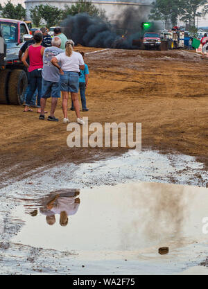 Fans von der Traktor- und Lkw-ziehen, beobachten Sie die Aktionen auf der 65. jährlichen Clarke County Fair. (Foto von Douglas Graham) Stockfoto