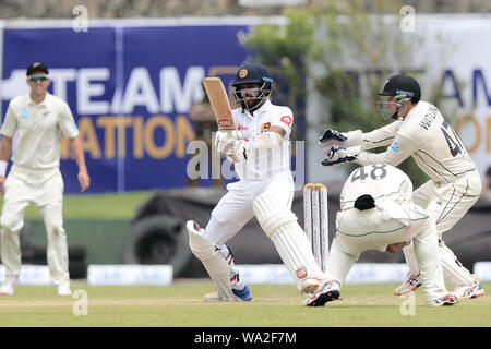 Galle, Sri Lanka. 15 Aug, 2019. GALLE, SRI LANKA - Augest 15: Sri Lankan Batsman Kusal Mendis spielen einen Schuß während Tag zwei des ersten Testspiel zwischen Sri Lanka und Neuseeland bei Galle International Stadium am 15. August 2019 in Galle, Sri Lanka. (Foto durch Isuru Pattin Peiris) (Foto von isuru Peiris/Pacific Press) Quelle: Pacific Press Agency/Alamy leben Nachrichten Stockfoto