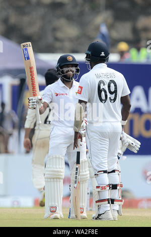 Galle, Sri Lanka. 15 Aug, 2019. GALLE, SRI LANKA - Augest 15: Sri Lankan Batsman Kusal Mendis (L) reagiert auf seinem halben Jahrhundert während der Tag zwei des ersten Testspiel zwischen Sri Lanka und Neuseeland bei Galle International Stadium am 15. August 2019 in Galle, Sri Lanka. (Foto durch Isuru Pattin Peiris) (Foto von isuru Peiris/Pacific Press) Quelle: Pacific Press Agency/Alamy leben Nachrichten Stockfoto