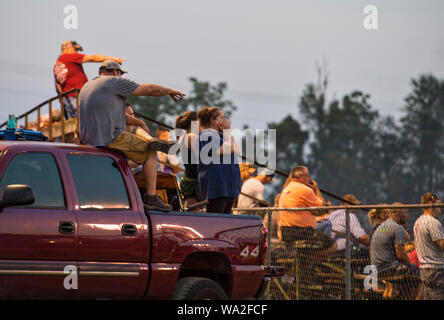 Fans von der Traktor- und Lkw-ziehen, beobachten Sie die Aktionen auf der 65. jährlichen Clarke County Fair. (Foto von Douglas Graham) Stockfoto