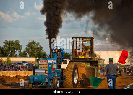 Lkw und Traktor ziehen Maßnahmen auf der 65. jährlichen Clarke County Fair. (Foto von Douglas Graham) Stockfoto