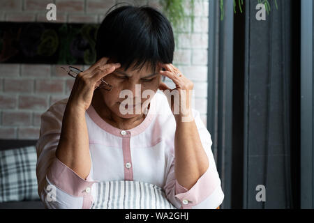 Alte Frau leidet unter Kopfschmerzen, Stress, Migräne, Gesundheit Problem Konzept Stockfoto