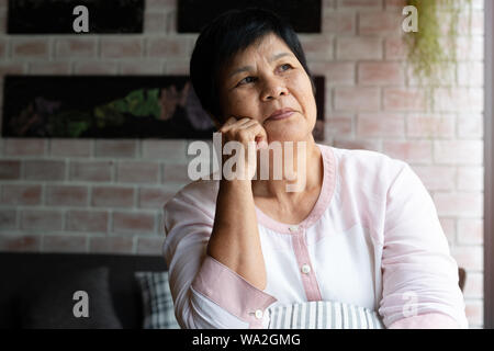Happy Face, Senior Asien Frau denken und suchen seitwärts Stockfoto