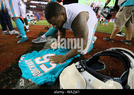 Tampa, Florida, USA. 16 Aug, 2019. August 16, 2019: Miami Dolphins defensiver Abb. Godchaux (56) Zeichen sein Trikot nach dem NFL preseason Spiel zwischen den Miami Dolphins und die Tampa Bay Buccaneers bei Raymond James Stadium in Tampa, Florida statt. Andrew J. Kramer/Cal Sport Media Credit: Cal Sport Media/Alamy leben Nachrichten Stockfoto