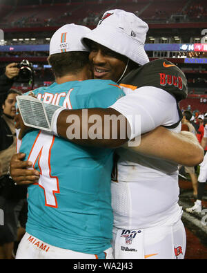 Tampa, Florida, USA. 16 Aug, 2019. August 16, 2019: Miami Dolphins Quarterback Ryan Fitzpatrick (14) und die Tampa Bay Buccaneers quarterback Jameis Winston (3) Nachdem der NFL preseason Spiel zwischen den Miami Dolphins und die Tampa Bay Buccaneers bei Raymond James Stadium in Tampa, Florida statt. Andrew J. Kramer/Cal Sport Media Credit: Cal Sport Media/Alamy leben Nachrichten Stockfoto