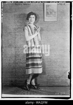 Betty Bronson Modellierung römischen Stripe - Orange, Grün, Rot & Kupfer Stricken Faltenrock mit Messingknöpfen Stockfoto