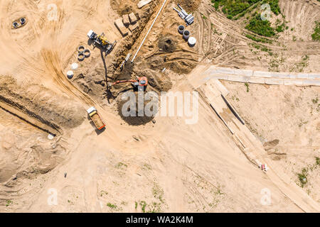 Installation der unterirdischen Sturm kanalrohre an der Baustelle. Antenne Top View Stockfoto