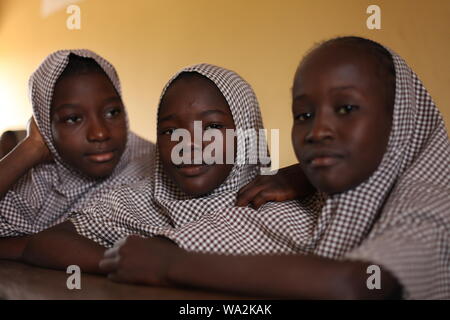 Schüler der Klasse in Nigeria Grundschule im Zimmer unzureichend Stockfoto