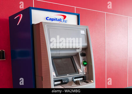 August 16, 2019 Sunnyvale/CA/USA - CapitalOne ATM; Capital One Financial Corporation ist eine Bank, die Firma, spezialisiert auf Kreditkarten, autom. Stockfoto